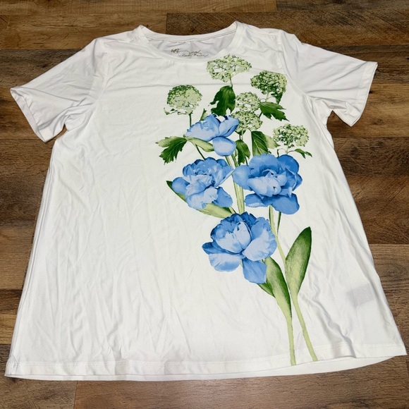 DG2 by Diane Gilman Tops - 🌸 Floral Graphic Tee by Diane Gilman 🌸